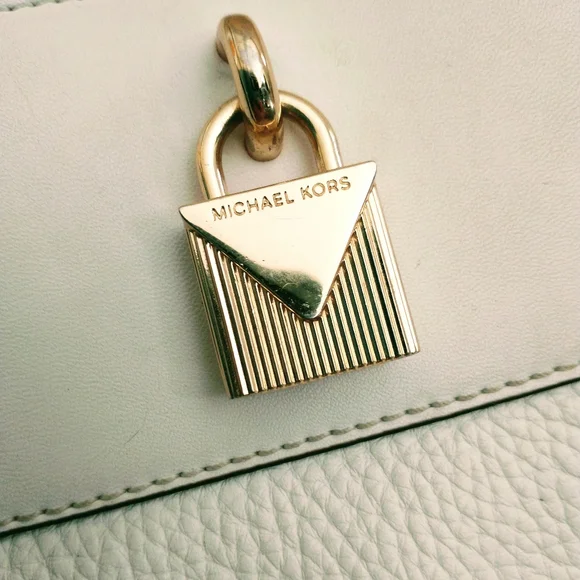 Michael Kors Gramercy (100% Leather) White/Cream Large Crossbody Bag. - Picture 4 of 13